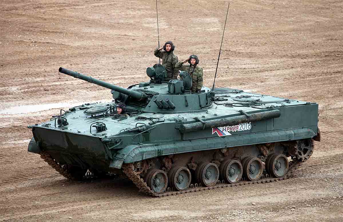 vídeo: versão rara de blindado russo é avistada na ucrânia