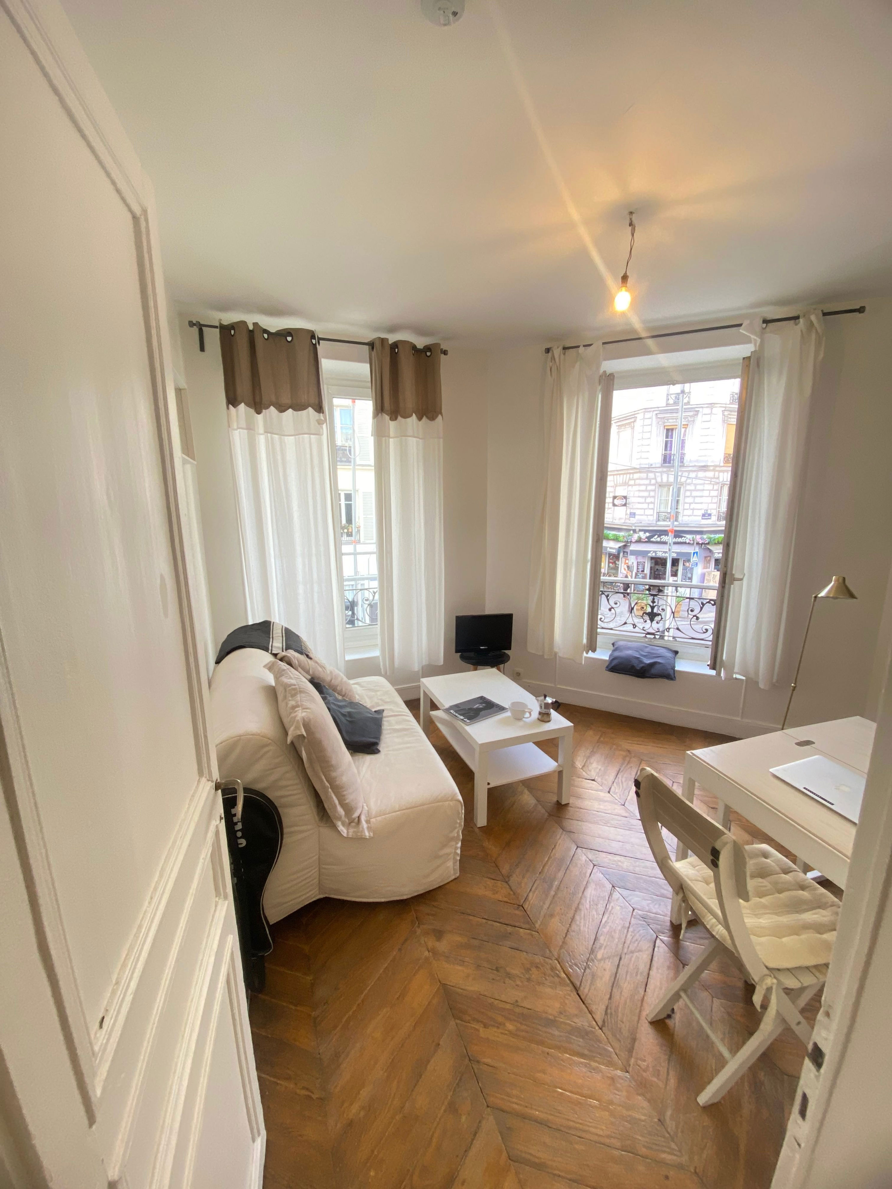 <p>Vous allez adorer ce joli Airbnb plein de charme situé dans les environs de Montmartre, juste à côté de la gare Jules Joffrin. Il possède un salon spacieux et lumineux où deux personnes peuvent dormir. Du côté de la chambre, vous pourrez également y loger deux personnes. Plusieurs lignes de métro sont accessibles à pied, de quoi profiter de Paris comme de véritables locaux.</p> <div class="callout"><p><a href="https://airbnb.pvxt.net/DKGZqq" title="Réservez ici">Réservez ici</a></p> </div><p>Inscrivez-vous à l’une de nos newsletters pour recevoir toute l’actualité mode, culture et les recommandations shopping de GQ directement dans votre boite mail.</p><a href="https://newsletter.gqmagazine.fr/?sourceCode=msnsend">S’inscrire ici</a>