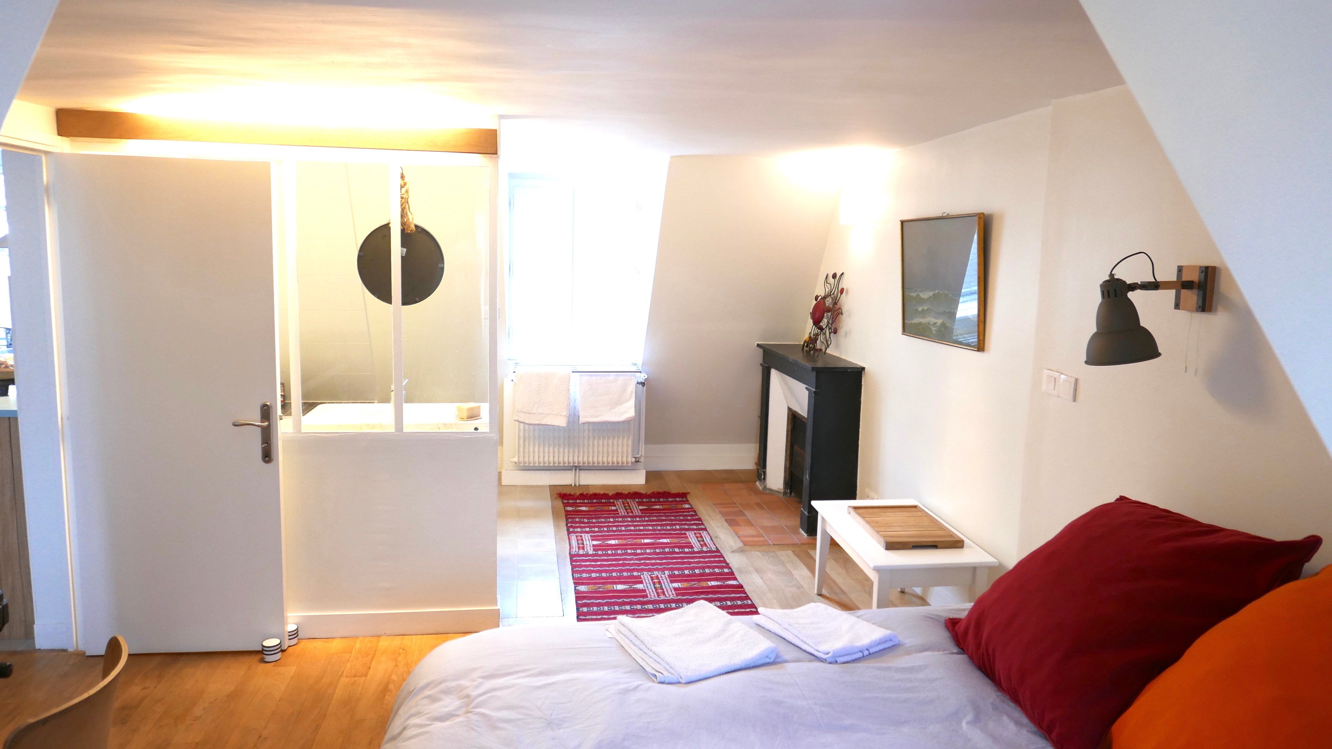 <p>Ultra-confortable, cet appartement de deux pièces se trouve sur les toits de Paris. Plutôt chouette, non ? Il comprend une chambre avec salle de bain, et un séjour avec une cuisine à l’américaine. Le logement est lumineux et calme, et permet de rejoindre de superbes lieux en quelques minutes : le Marais, le Faubourg Saint-Denis et même le Canal Saint-Martin.</p> <div class="callout"><p><a href="https://airbnb.pvxt.net/B0aVe0" title="Réservez ici">Réservez ici</a></p> </div><p>Inscrivez-vous à l’une de nos newsletters pour recevoir toute l’actualité mode, culture et les recommandations shopping de GQ directement dans votre boite mail.</p><a href="https://newsletter.gqmagazine.fr/?sourceCode=msnsend">S’inscrire ici</a>