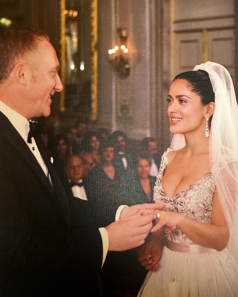 salma hayek: γιορτάζει 15 χρόνια γάμου – δημοσίευσε σπάνιες φωτογραφίες από τον γάμο της