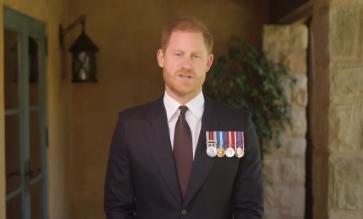 prince harry dons medals to present soldier of the year award