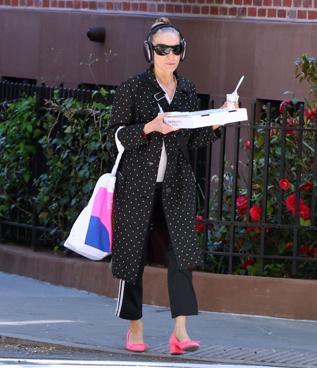 sarah jessica parker se convierte en carrie bradshaw con chándal de adidas y zapatos de tacón rosas por nueva york