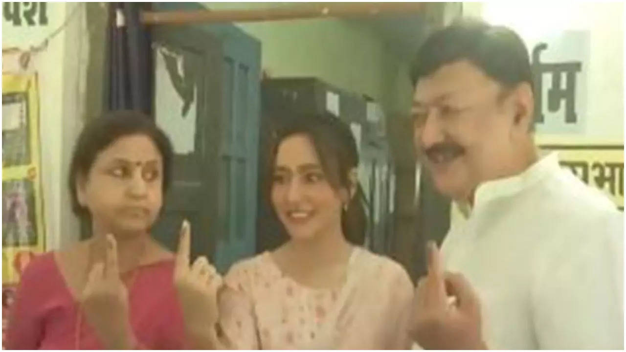 Bihar: Actor Neha Sharma Casts Vote In Father Ajeet Sharma's ...