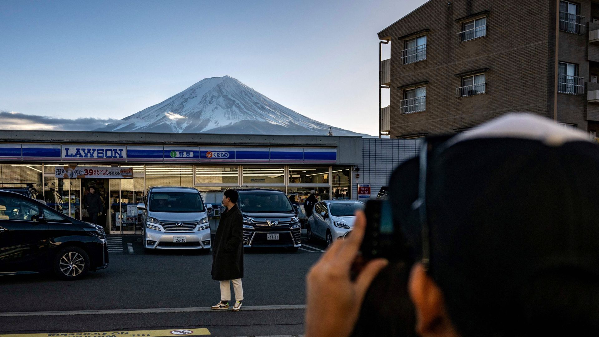 japan: fujikawaguchiko will touristen mit sichtschutz fernhalten