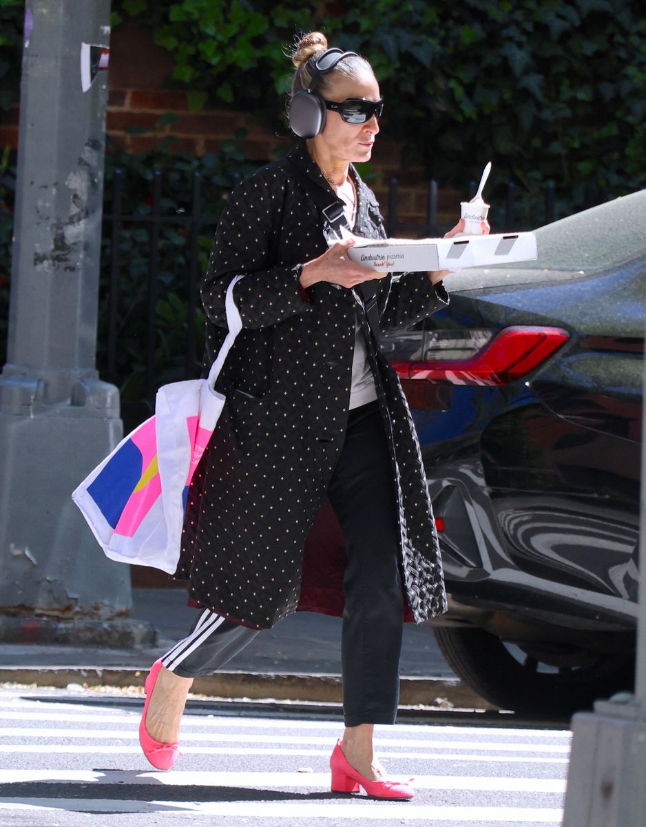 sarah jessica parker se convierte en carrie bradshaw con chándal de adidas y zapatos de tacón rosas por nueva york