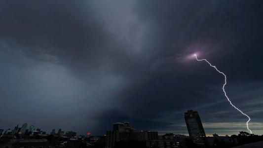 Severe Storms Threaten Central U.S.—Chance Of Hail And Tornadoes Near Kansas City<br><br>