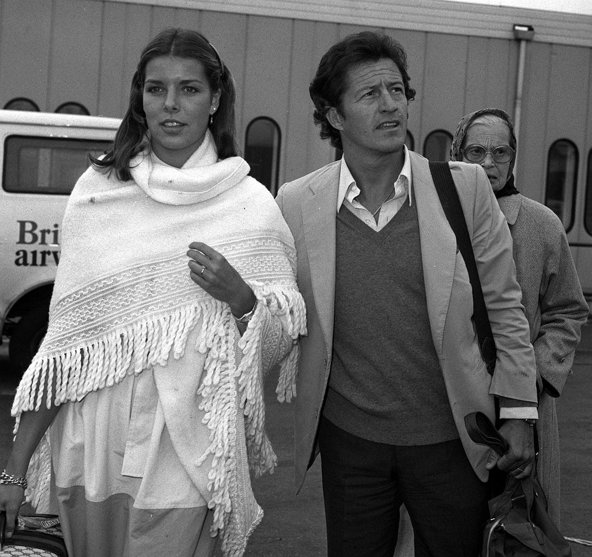 carolina de mónaco ya llevó en 1978 el poncho que ahora está de moda entre las invitadas españolas