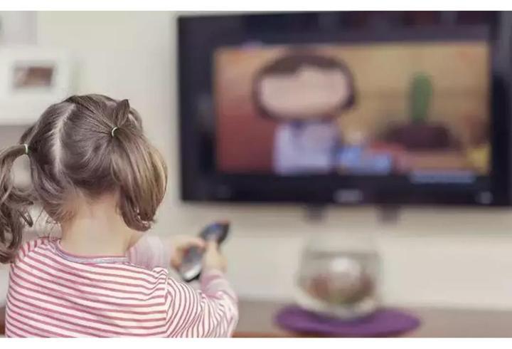 yaşına uygun ve kurallı televizyon izlemeyen çocuklar, olaylar arasında ilişki kuramayabilir