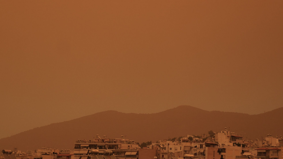 meteo: μοναδικά πλάνα από το κύμα αφρικανικής σκόνης που «σπέπασε» τη χώρα