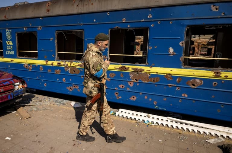 guerre en ukraine: la russie affirme avoir frappé un train transportant des armements occidentaux