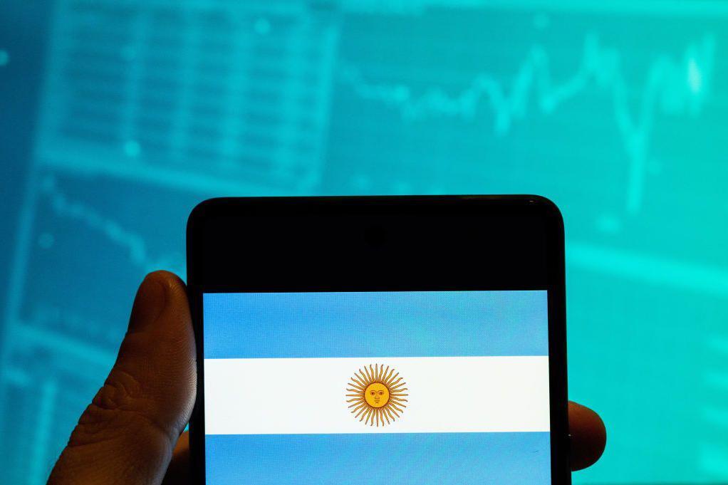 cómo la crisis ha disparado el uso de criptomonedas en argentina (y por qué muchos las prefieren al dólar)