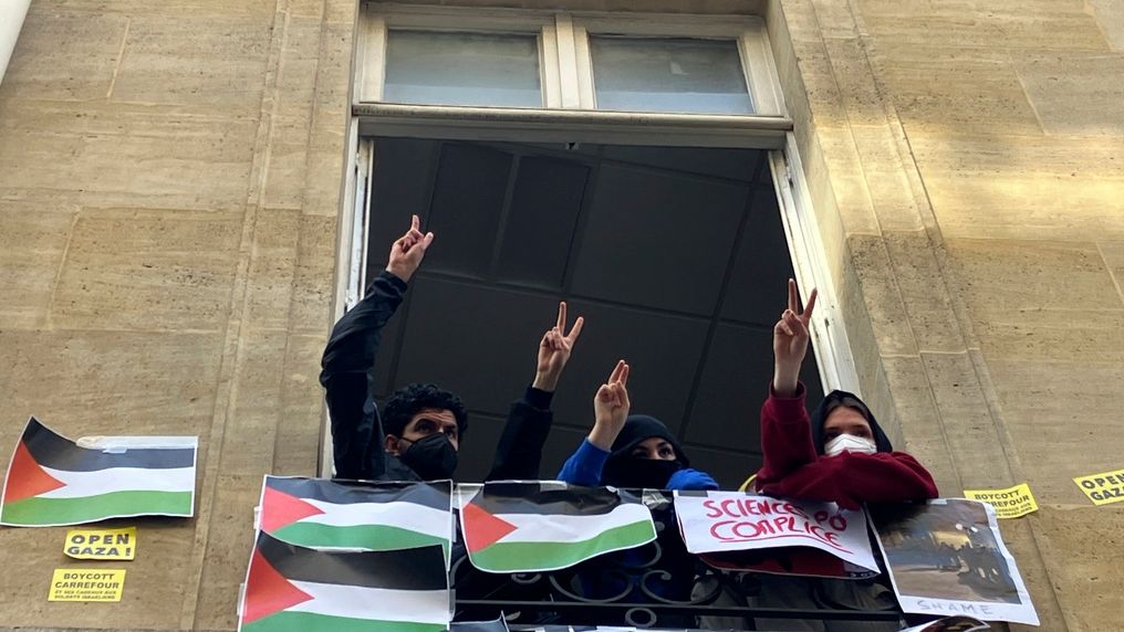 γαλλία: φοιτητές του sciences po απέκλεισαν την πρόσβαση διαμαρτυρόμενοι για τη γάζα