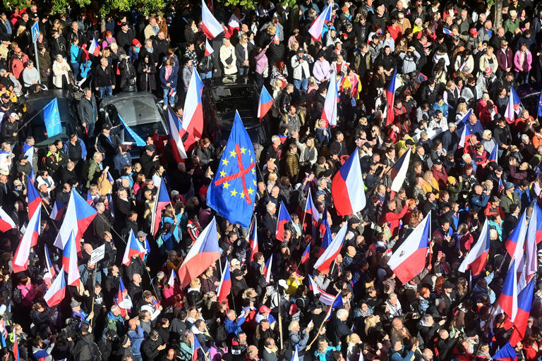 Plusieurs milliers de manifestants lors d'un rassemblement contre le gouvernement tchèque, le 28 septembre 2022 à Prague.