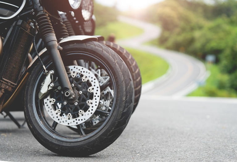 Is it legal for motorcyclists to split lanes in Illinois?