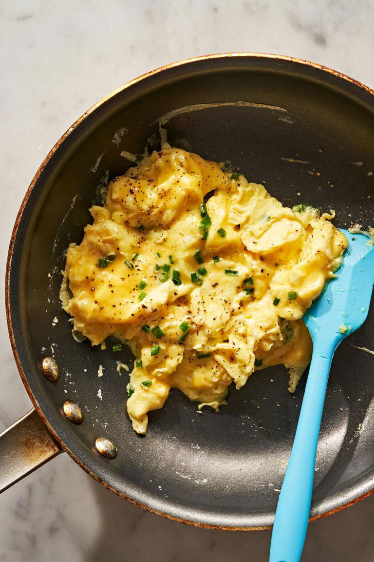 Here's How To Make SUPER-Creamy Scrambled Eggs With Ingredients You ...