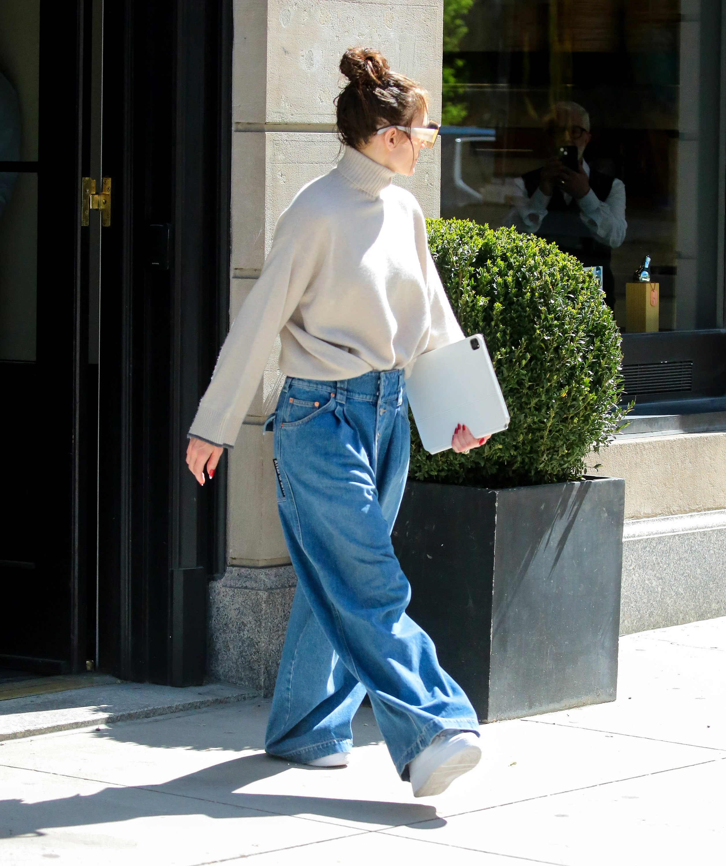 jennifer lopez domina la moda casual con baggy jeans y tenis de plataforma