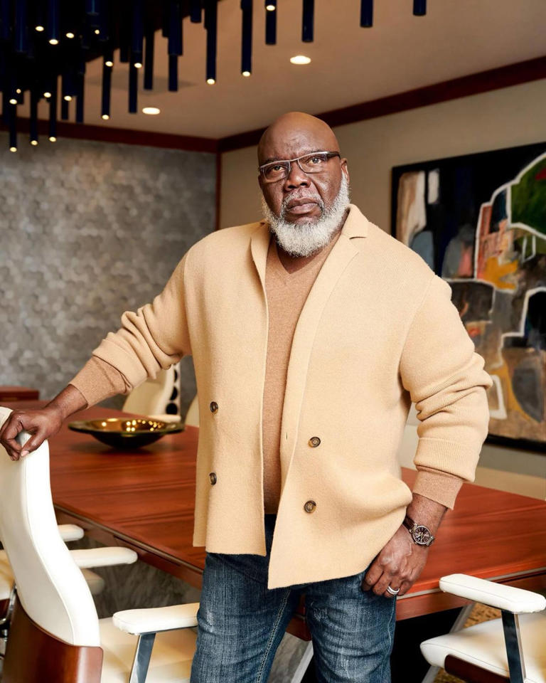 Earnestly posed images are T.D. Jakes' signature on social media. Photo: @bishopjakes/Instagram