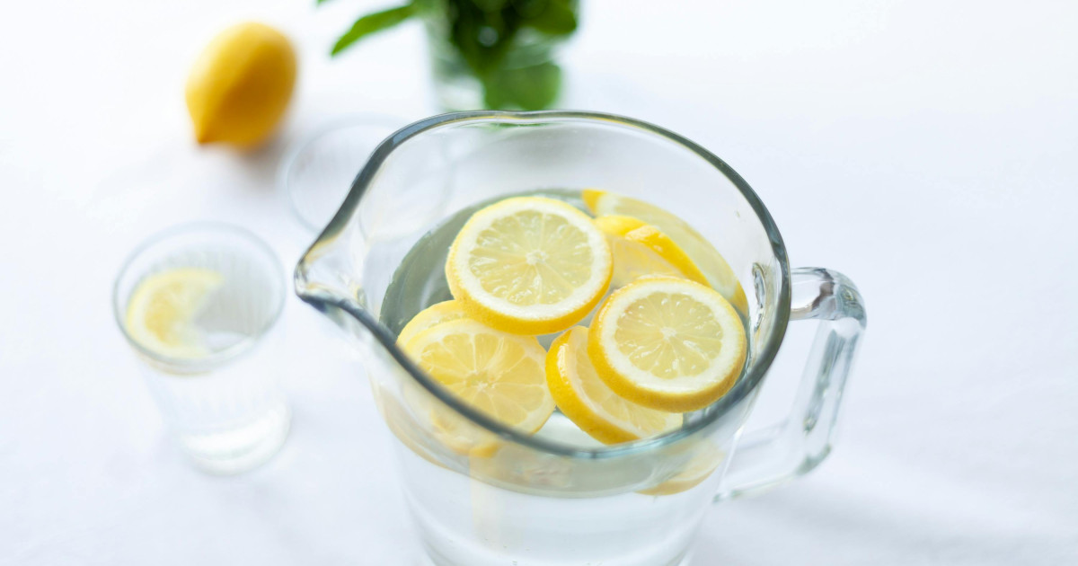 a citromos víz 6 áldásos hatása, amiért érdemes fogyasztanod: a súlycsökkentés mellett másban is segítségedre lehet