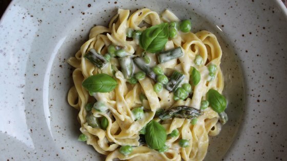 pasta primavera: pasta med sommergrønt