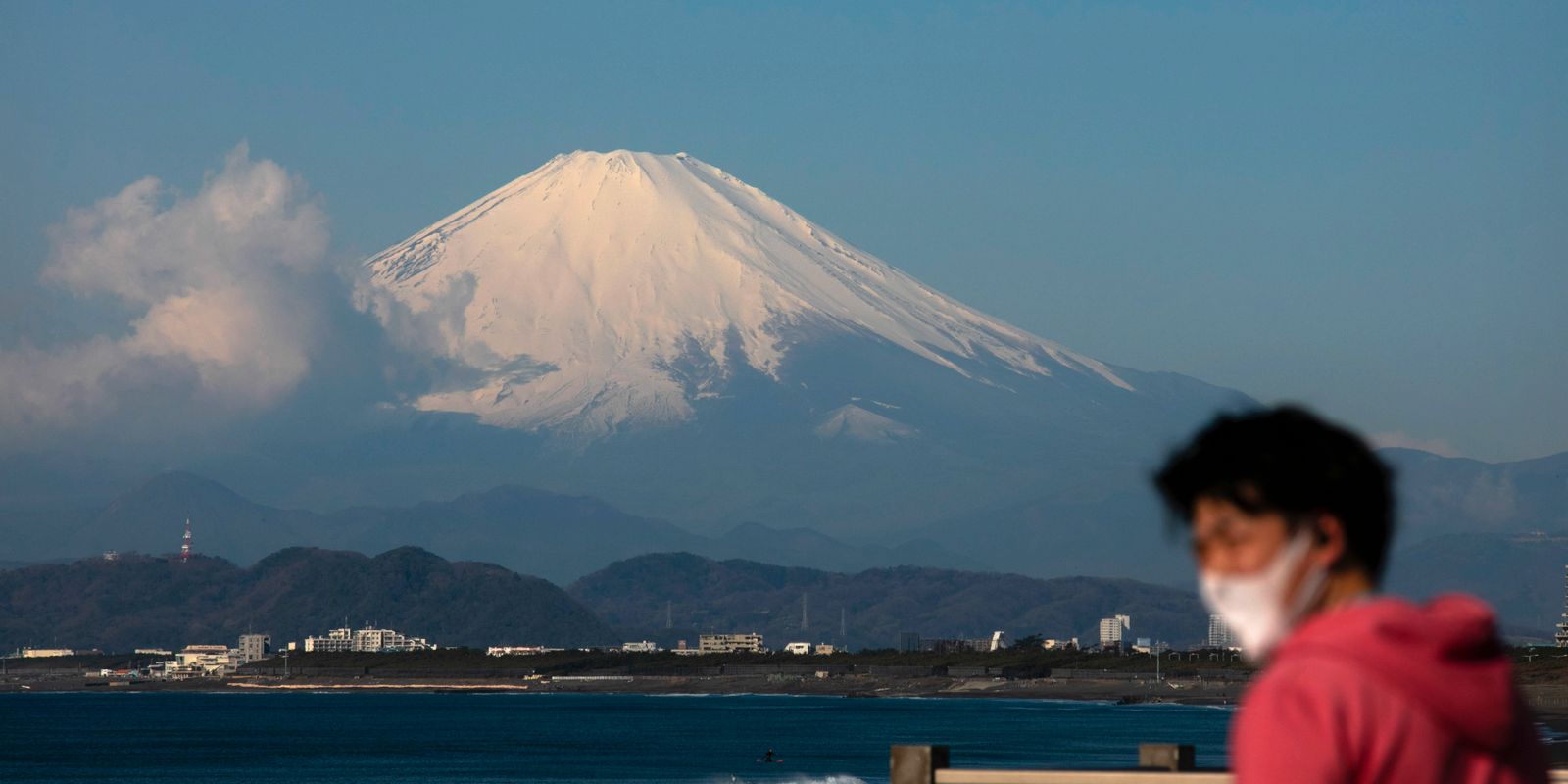 fuji skyms med stängsel – japan har ledsnat på turister