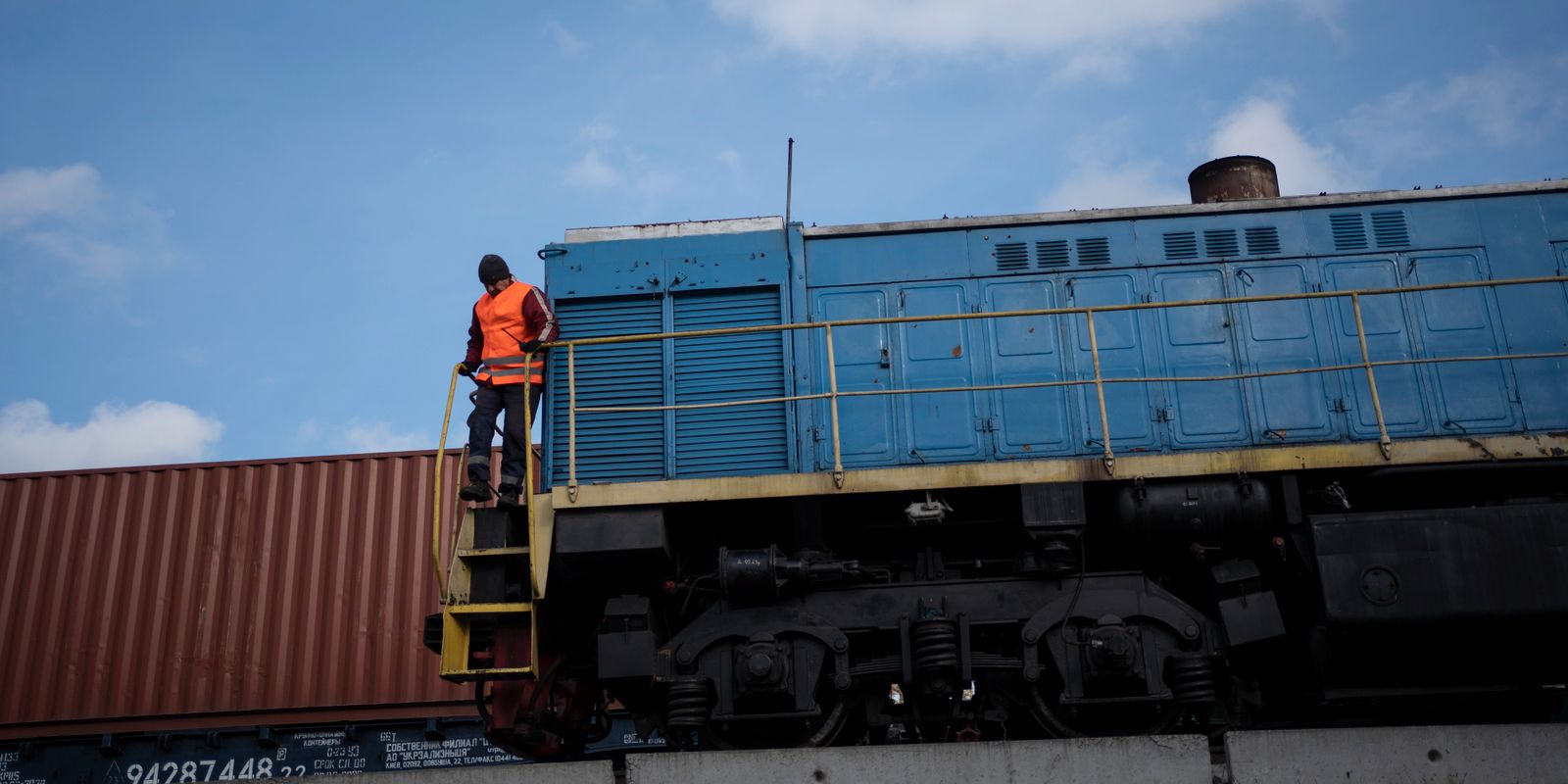 ryska attacker mot ukrainas järnväg inför leveranserna av usa:s militära stöd