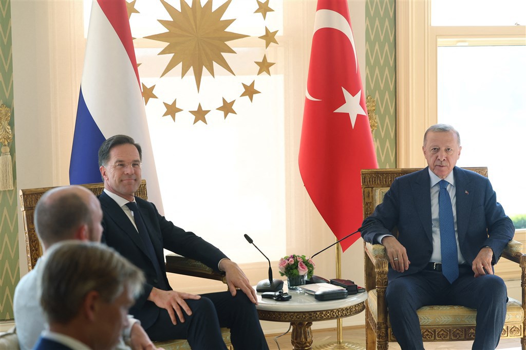 erdogan wacht met steun voor rutte als navo-topman: 'hij laat hem nog even bungelen'