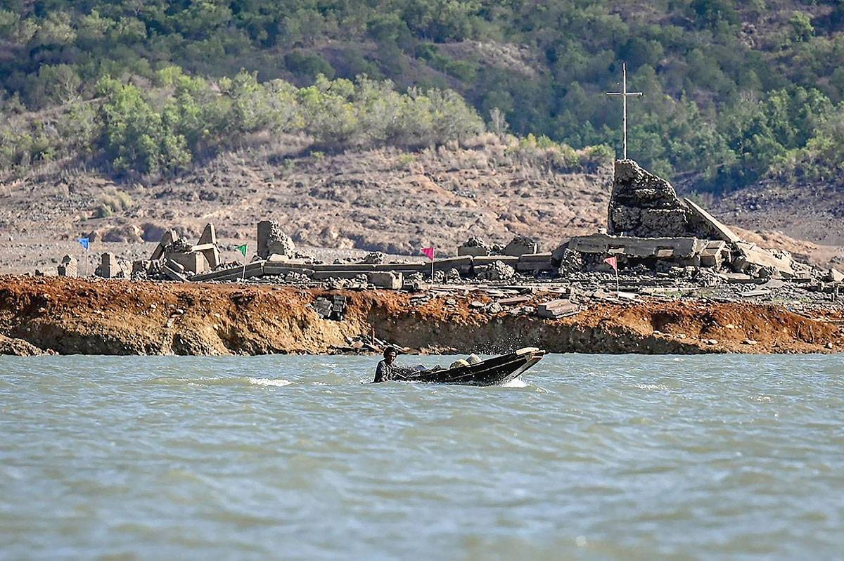 settlement 'reappears' as pantabangan dam dries up