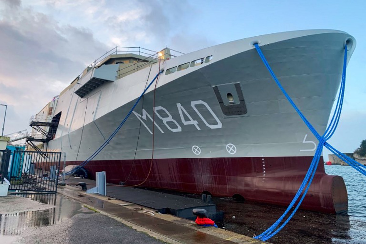 le futur navire tournai de lutte contre les mines de la marine entre en mise en peinture