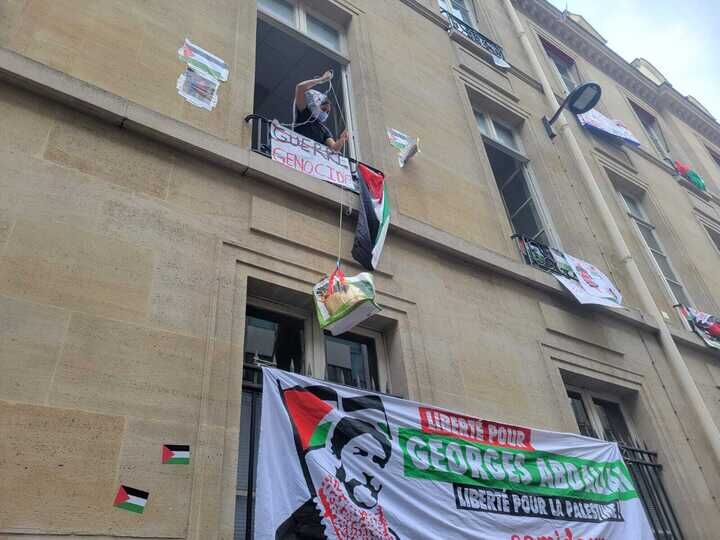 blocage de sciences-po paris : manifestants pro-palestinien et crs se font face, l’évacuation a commencé
