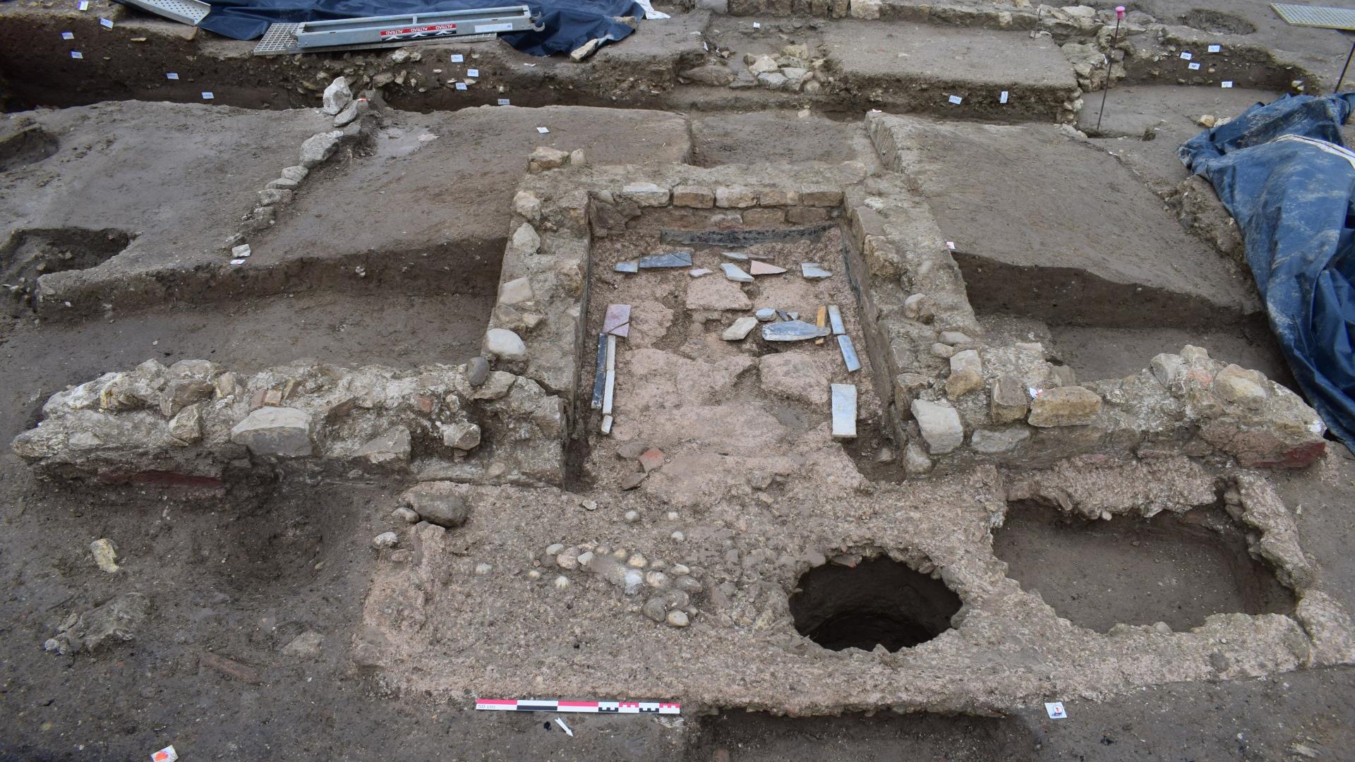 1,430 ancient roman graves scattered with funerary festival leftovers unearthed in southern france