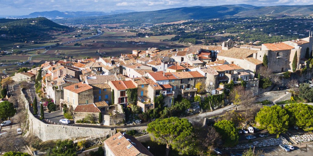 ce petit village du sud de la france offre l’une des plus belles vues sur la provence