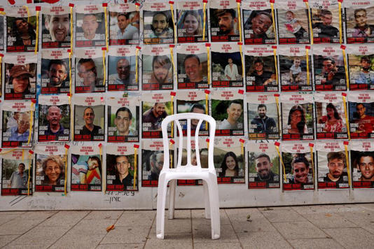 مقعد متروك أمام ملصقات بها صور للرهائن، الذين خطفوا خلال هجوم حركة المقاومة الفلسطينية (حماس) يوم السابع من أكتوبر تشرين الأول على إسرائيل، في تل أبيب يوم 26 أبريل نيسان 2024. تصوير: شانون ستيبلتون - رويترز.