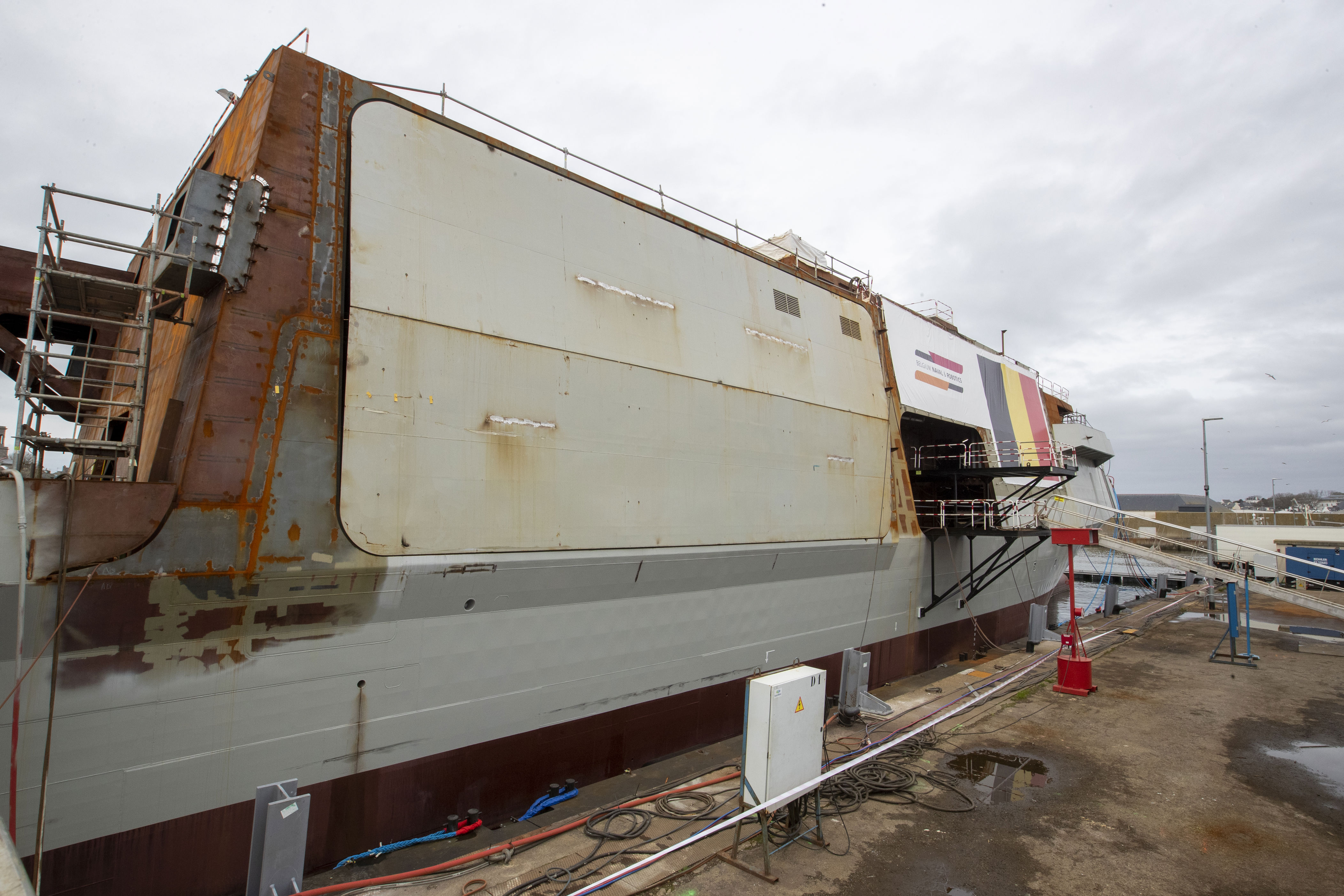 le futur navire tournai de lutte contre les mines de la marine entre en mise en peinture