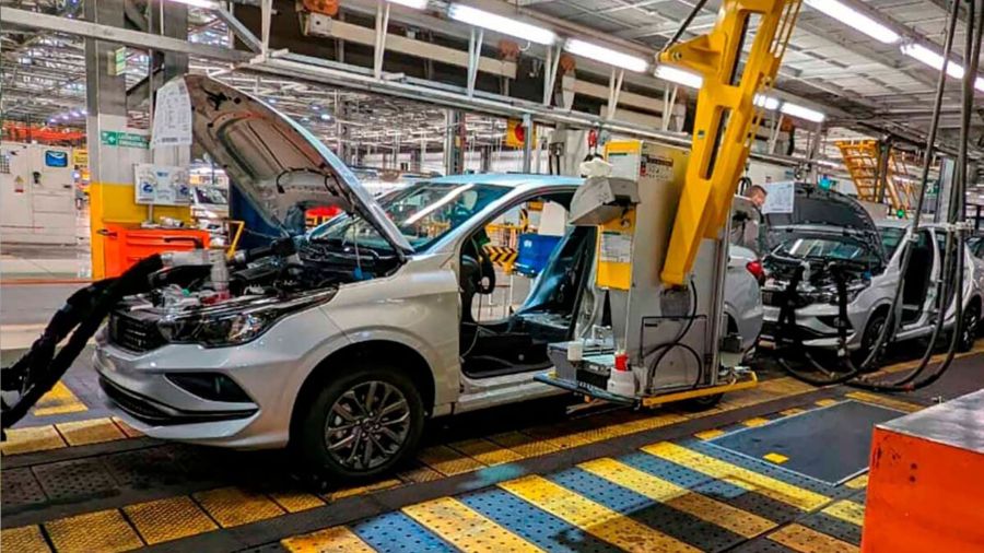 el ministro caputo anunció rebajas de impuestos para el sector automotor
