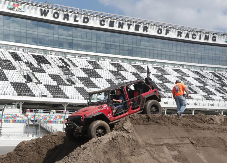 On closing weekend, fans, vendors, area hoteliers praise Daytona Jeep Beach