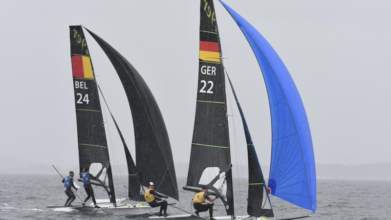 semaine olympique de voile à hyères: deux bateaux belges qualifiés pour les jo de paris