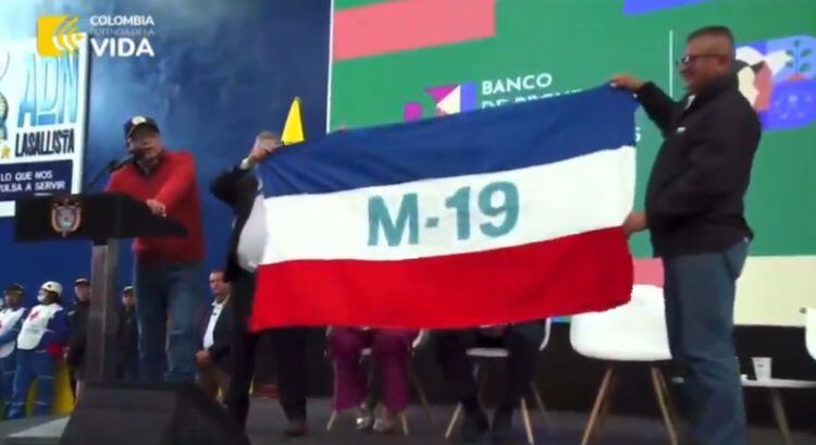 exdirector del centro de memoria histórica dice que petro tiene nostalgia del m-19: “es ofensiva la bandera de esa guerrilla en un acto público”