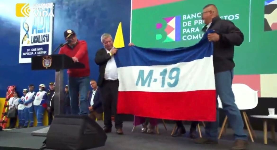 le piden respeto al presidente petro por mostrar “orgulloso” la bandera del m-19 en plena alocución