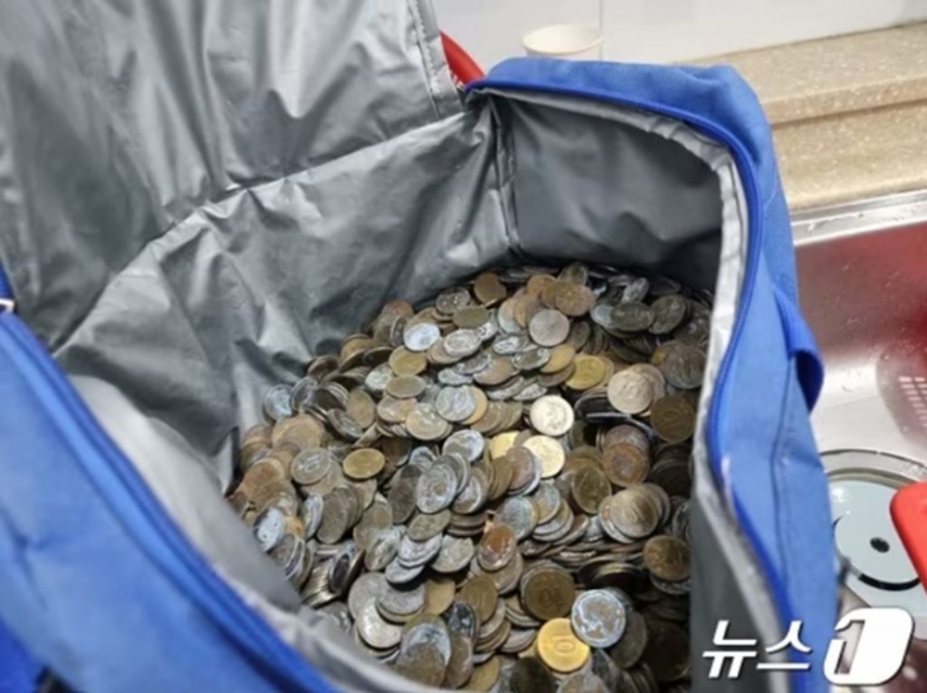 重さ27㎏…数十年集めた10ウォン、袋ごと寄付した韓国の匿名天使