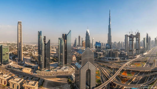 جرى وضع دبي على القائمة الرمادية لفريق العمل المعني بالإجراءات المالية، بسبب مشاكل غسل الأموال وتمويل الإرهاب