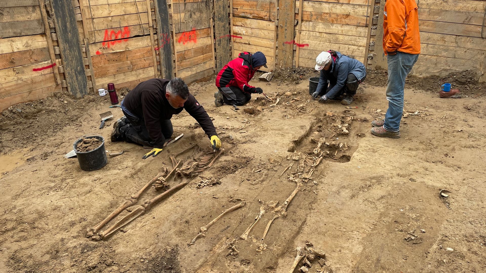 düsseldorf: archäologen entdecken 30 gräber unter baustelle