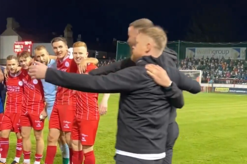 damien duff brings fan on pitch to give team talk after shelbourne win over st pat's