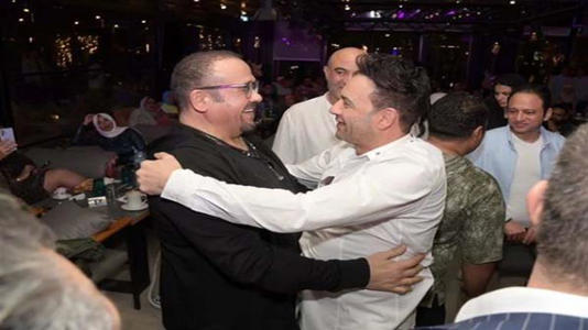 مصطفى قمر يستقبل هشام عباس من افتتاح فرع مطعمه الجديد