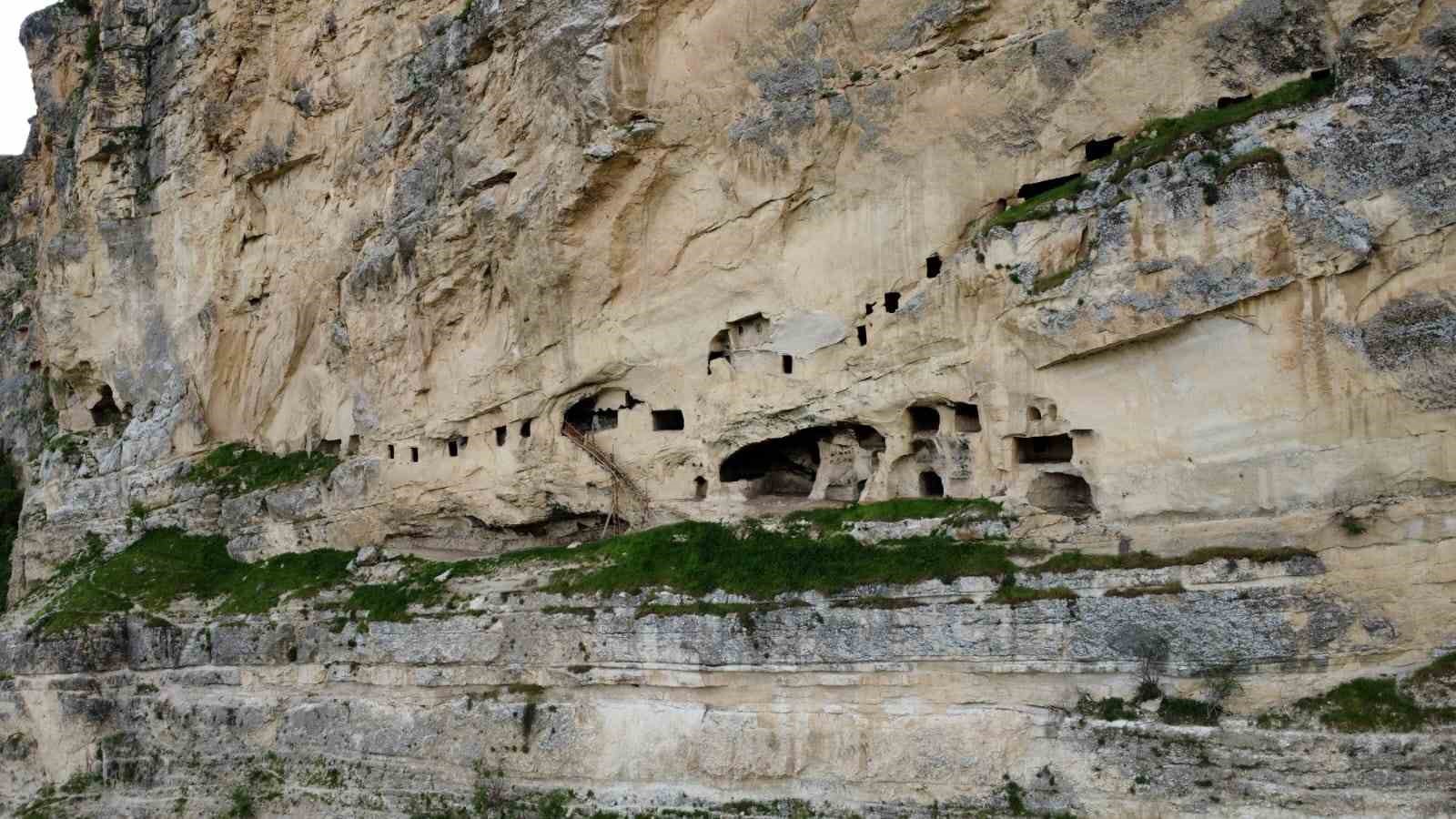 tunceli’de urartu mağaralarının bilinmeyenlerini halk hafızası yaşatıyor