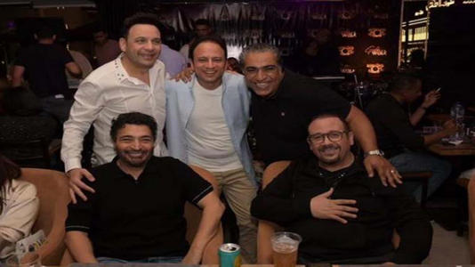 مصطفى قمر مع الأصدقاء من افتتاح فرع مطعمه الجديد