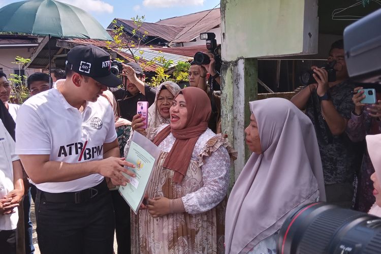 bertolak ke gowa, ahy bagi-bagi sertifikat tanah untuk warga