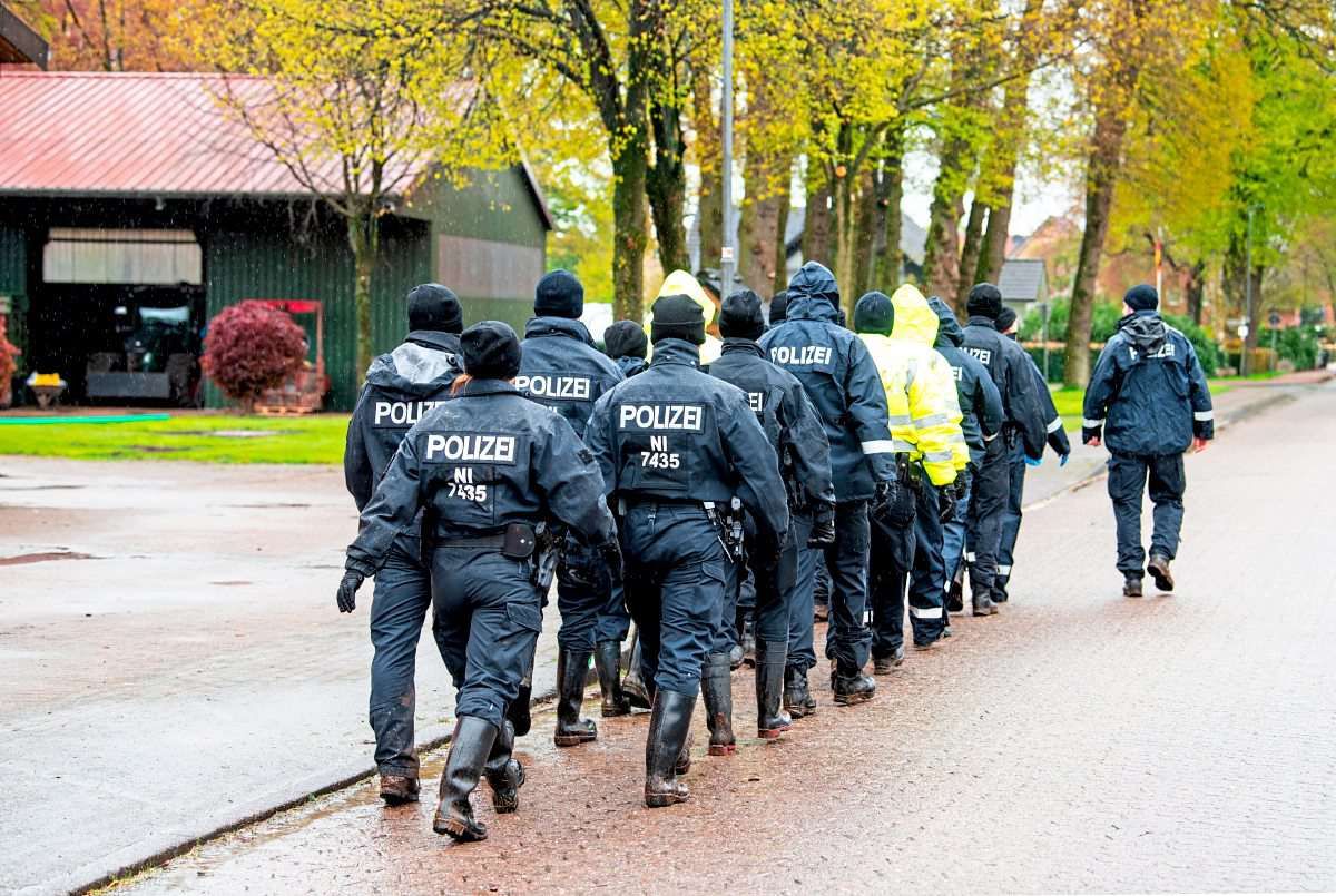 sechsjähriger arian in deutschland weiter vermisst, fußabdrücke gefunden