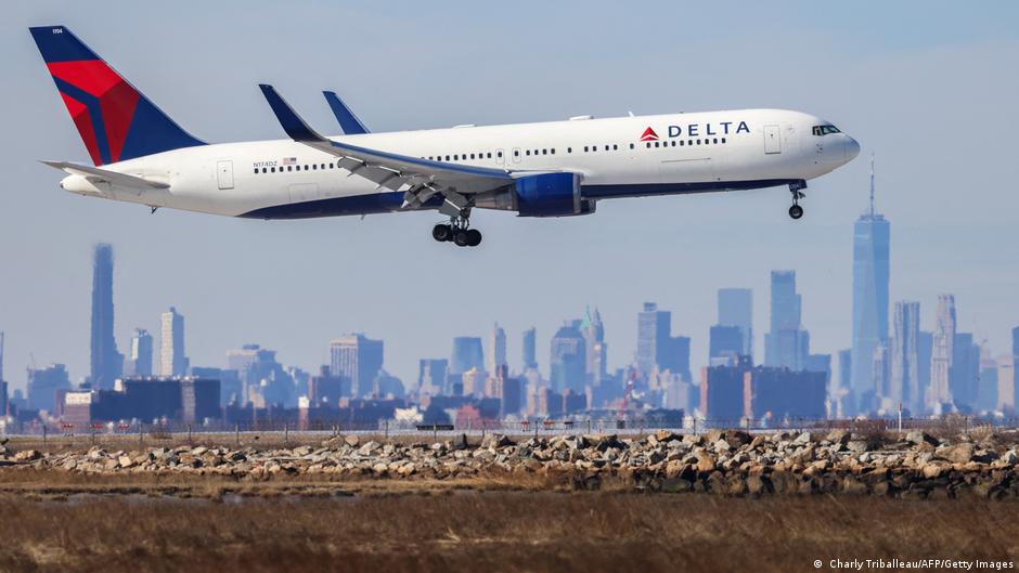 emergency slide falls from delta air lines boeing in mid-air