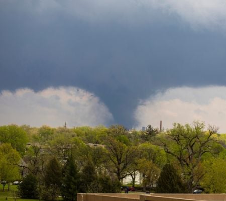 un tornado masivo causa devastación en nebraska (videos)
