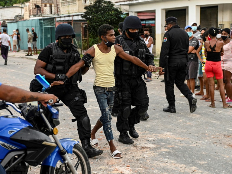 trece manifestantes cubanos reciben sentencias de hasta 15 años de prisión